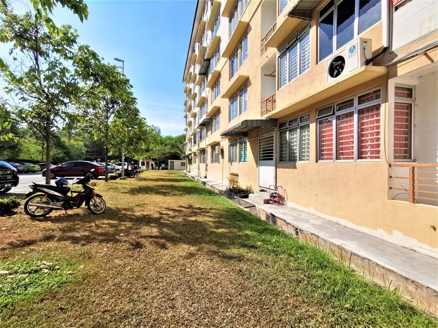 WITH LIFT Ground Floor Apartment Dengkil - photo 2