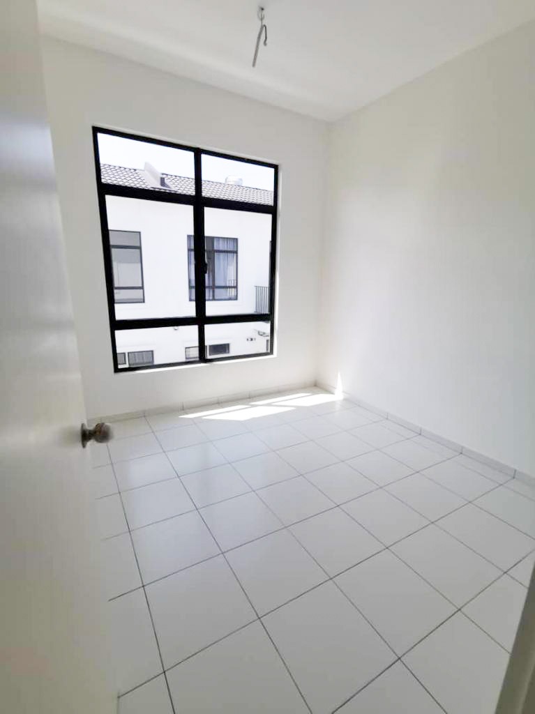 NON BUMI 2 Storey  Graham Garden Puncak Alam - photo 2
