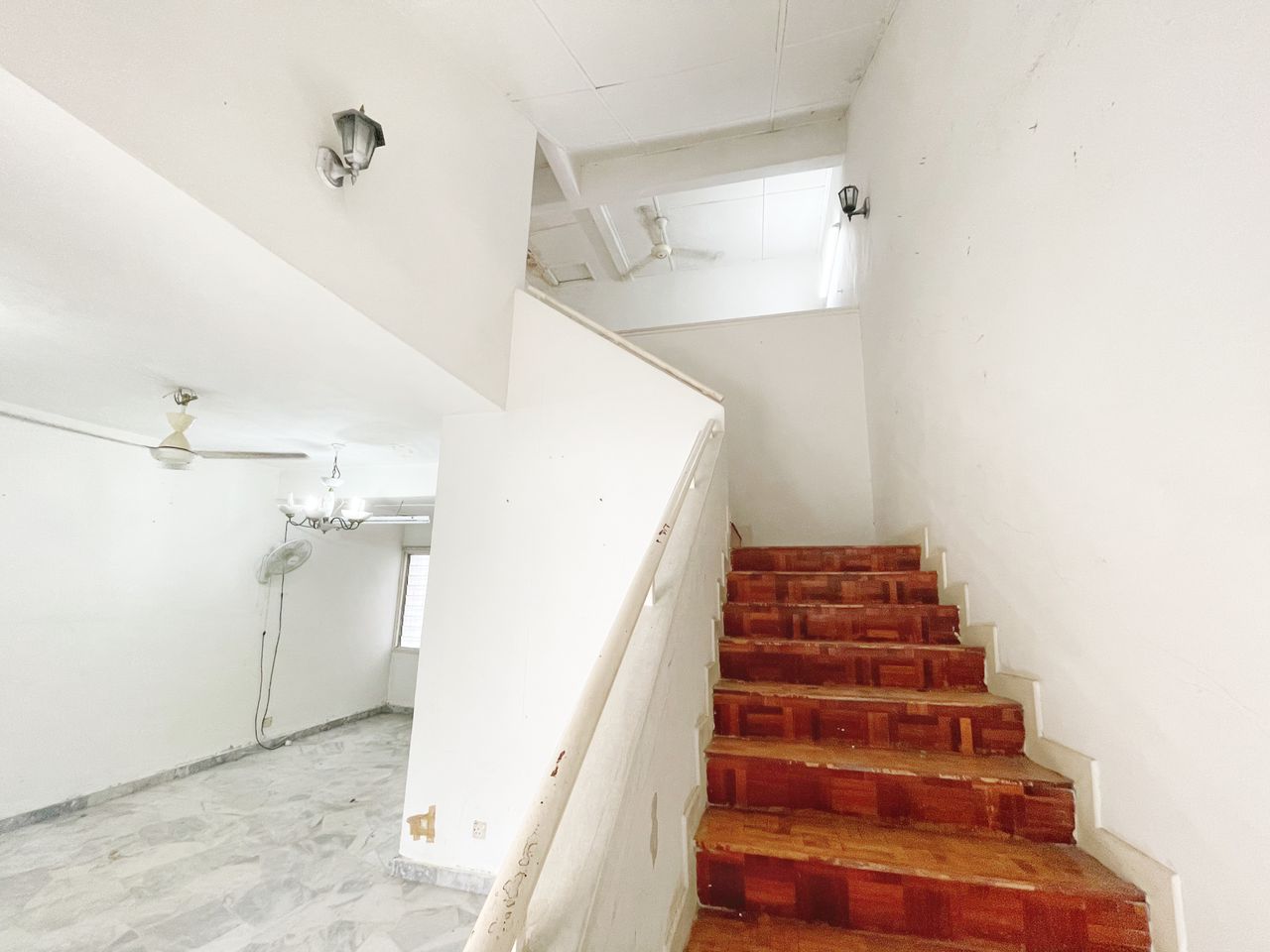 Below Market Price Double Storey Seksyen 8, - photo 4