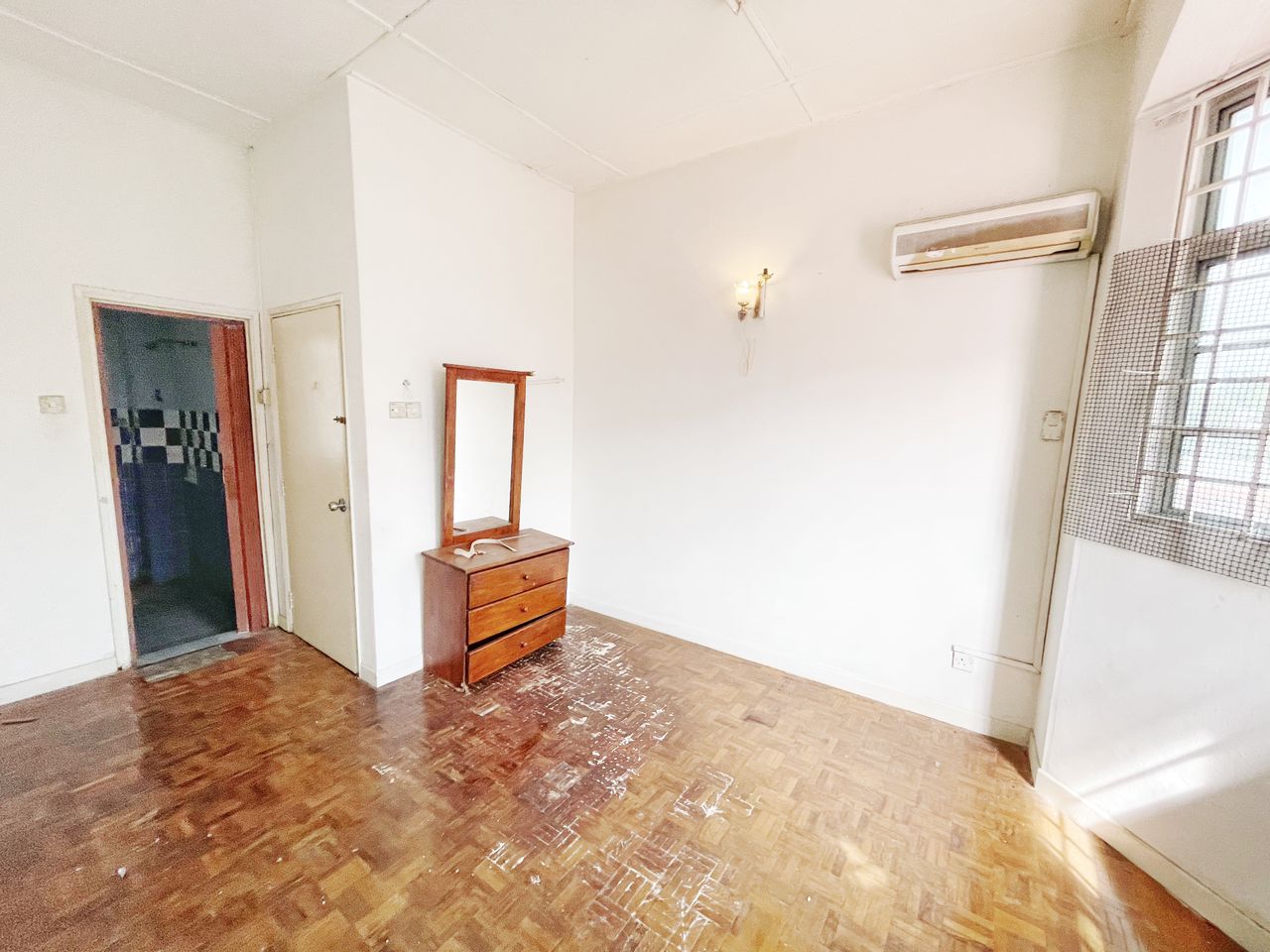 Below Market Price Double Storey Seksyen 8, - photo 5
