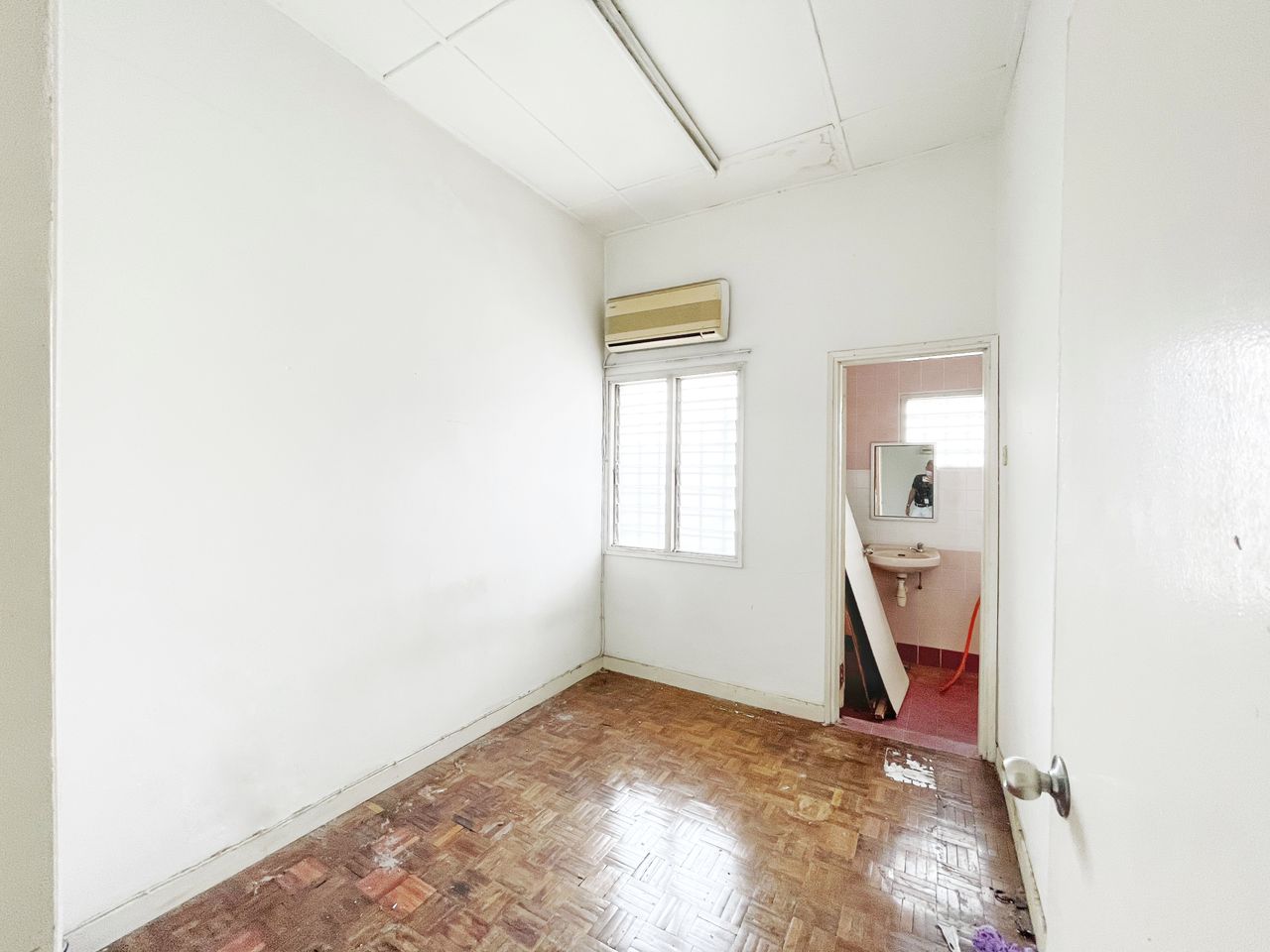Below Market Price Double Storey Seksyen 8, - photo 6