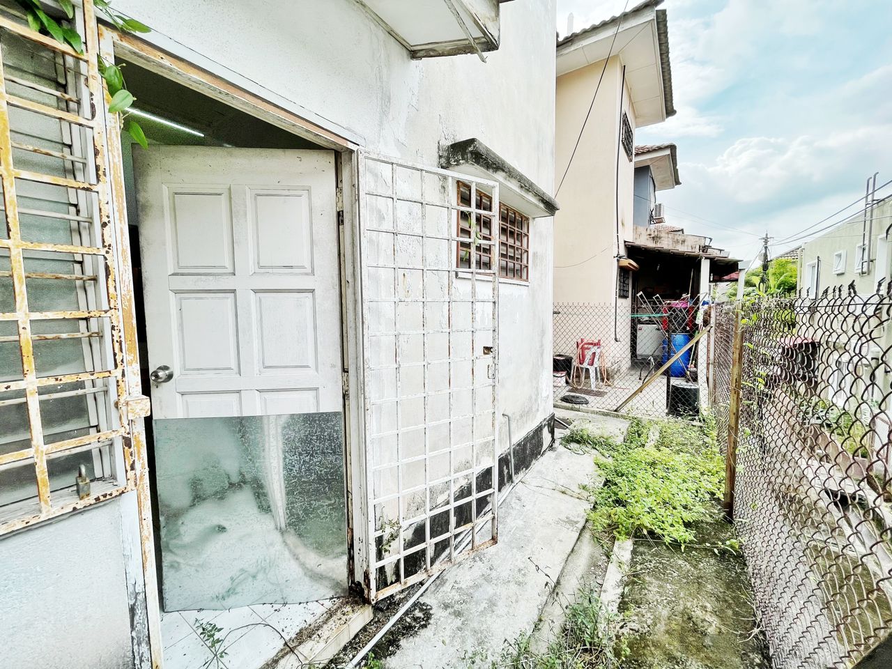 Below Market Price Double Storey Seksyen 8, - photo 9