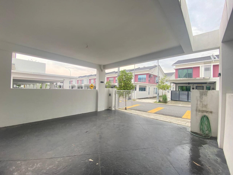 RENOVATED End Lot  2sty Terrace Tiara Sendayan - photo 2