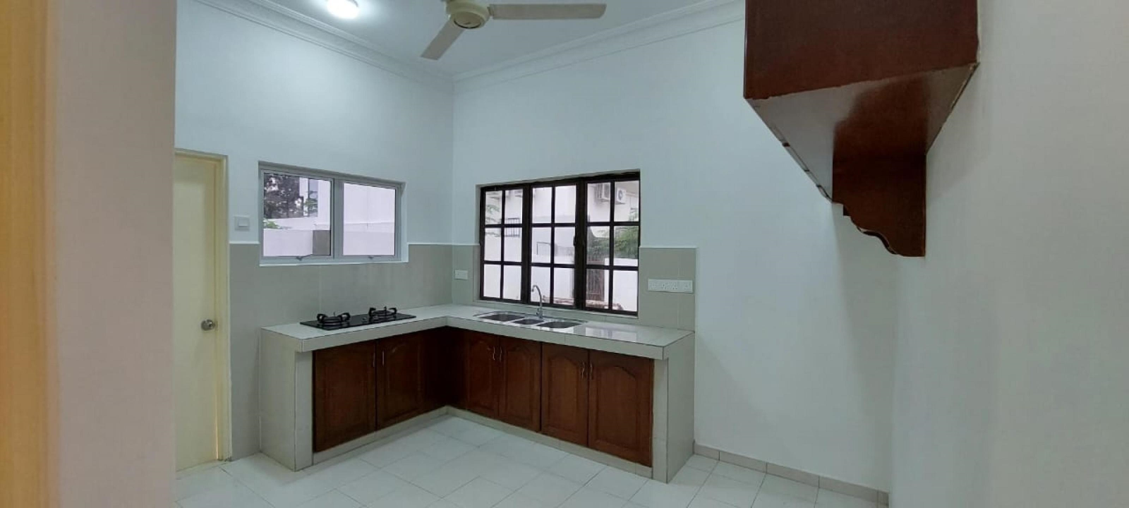 Freehold 2sty Semi D, Taman Puncak Utama, Kajang - photo 3