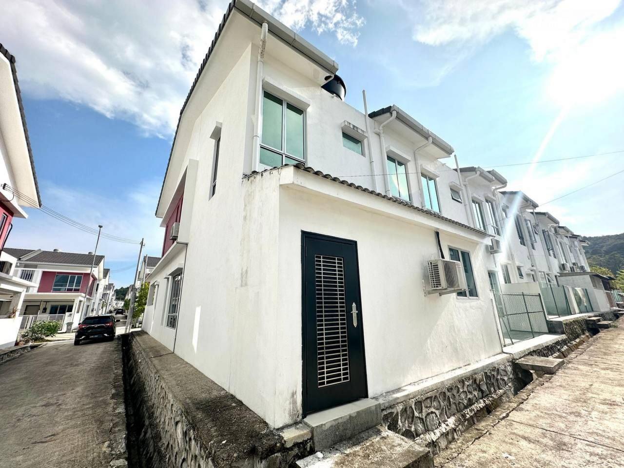 End Lot  Double Storey Terrace  Tiara Sendayan - photo 2
