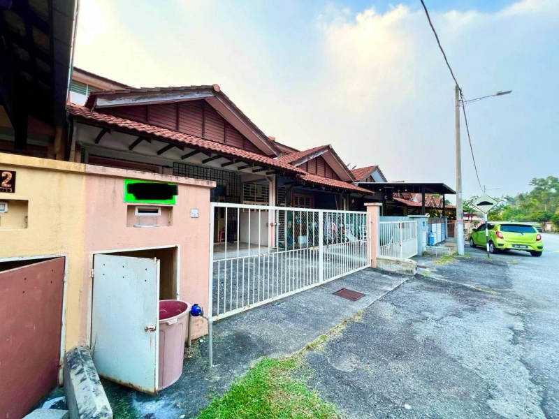 Terrace Taman Ixora Bandar Baru Salak Tinggi - photo 2