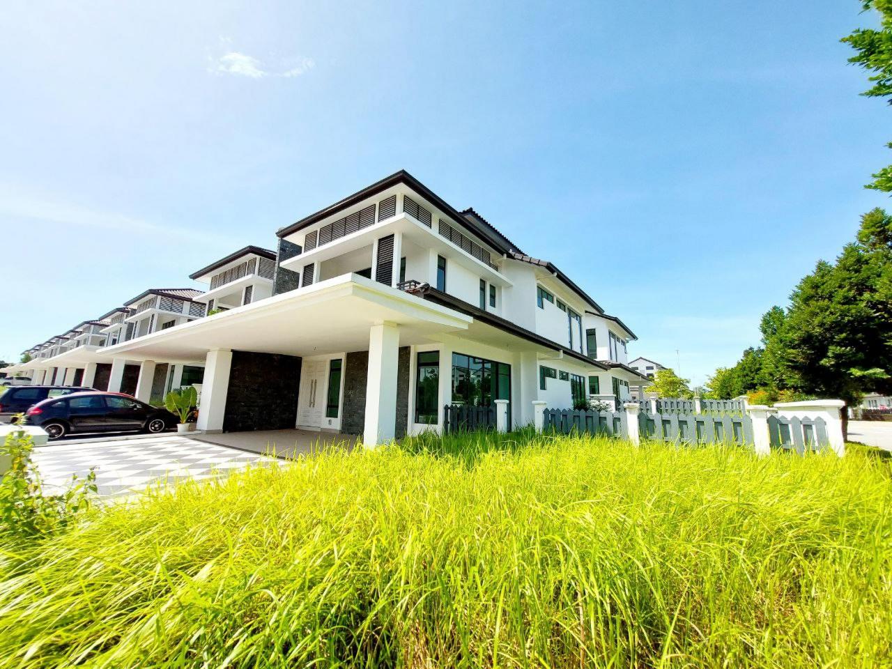 Corner Lot Semi D, Facing Lake, Eco Majestic - photo 2