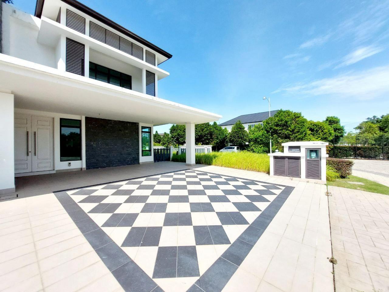 Corner Lot Semi D, Facing Lake, Eco Majestic - photo 3