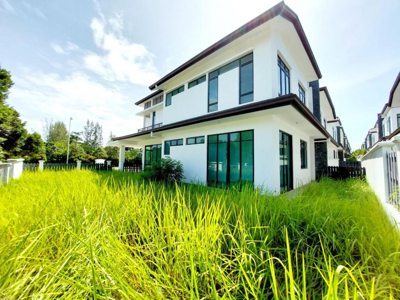 Corner Lot Semi D, Facing Lake, Eco Majestic - photo 10