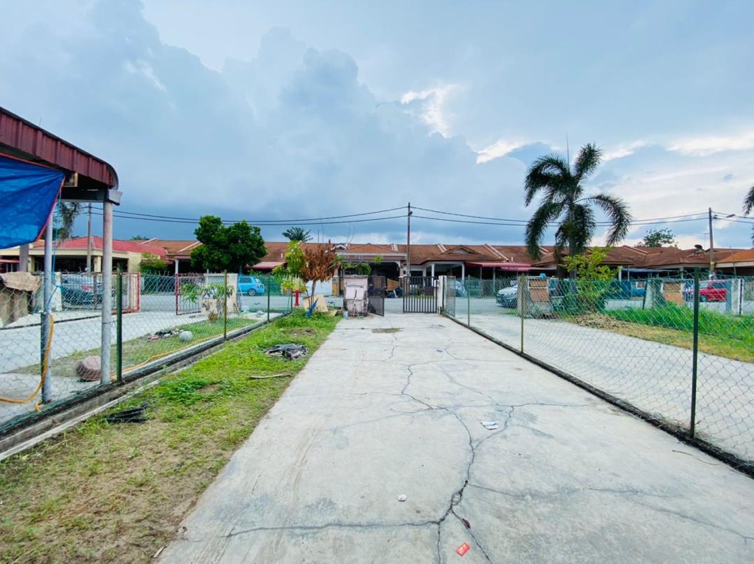SINGLE STOREY TERRACE HOUSE, TAMAN MERU JAYA 4 - photo 2