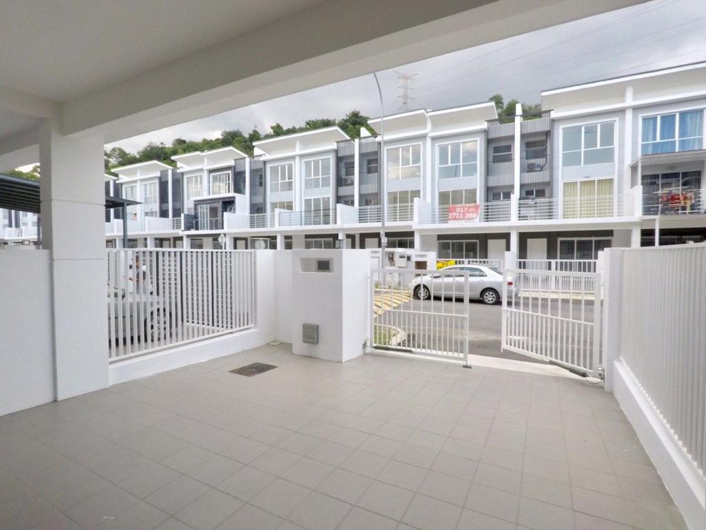 NEW FREEHOLD 3 Storey Terrace Taman Bayu Heights 2 - photo 2