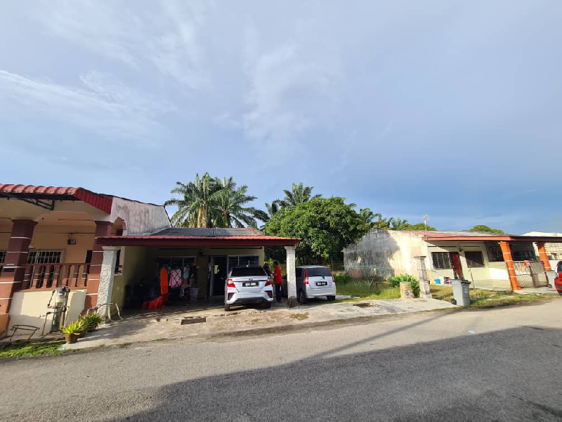 Rumah teres setingkat kos rendah beserta 1 lot tanah di Taman Batu Gajah Pasir Merlimau untuk dijual - photo 1