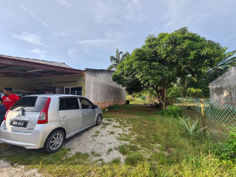 Rumah teres setingkat kos rendah beserta 1 lot tanah di Taman Batu Gajah Pasir Merlimau untuk dijual - photo 2