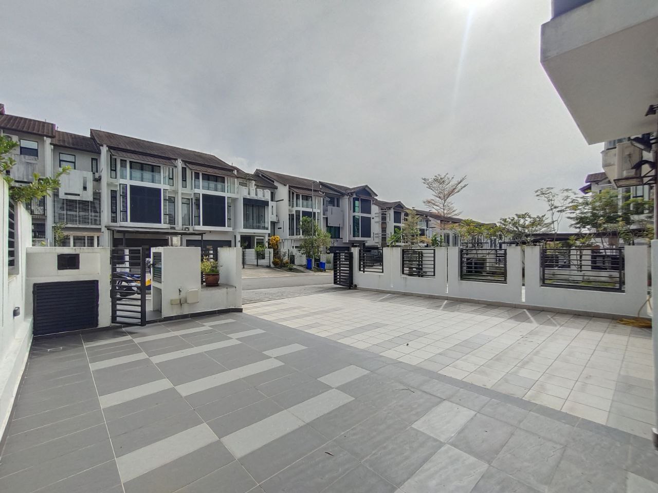 Three Storey Superlink Maple Denai Alam - photo 2