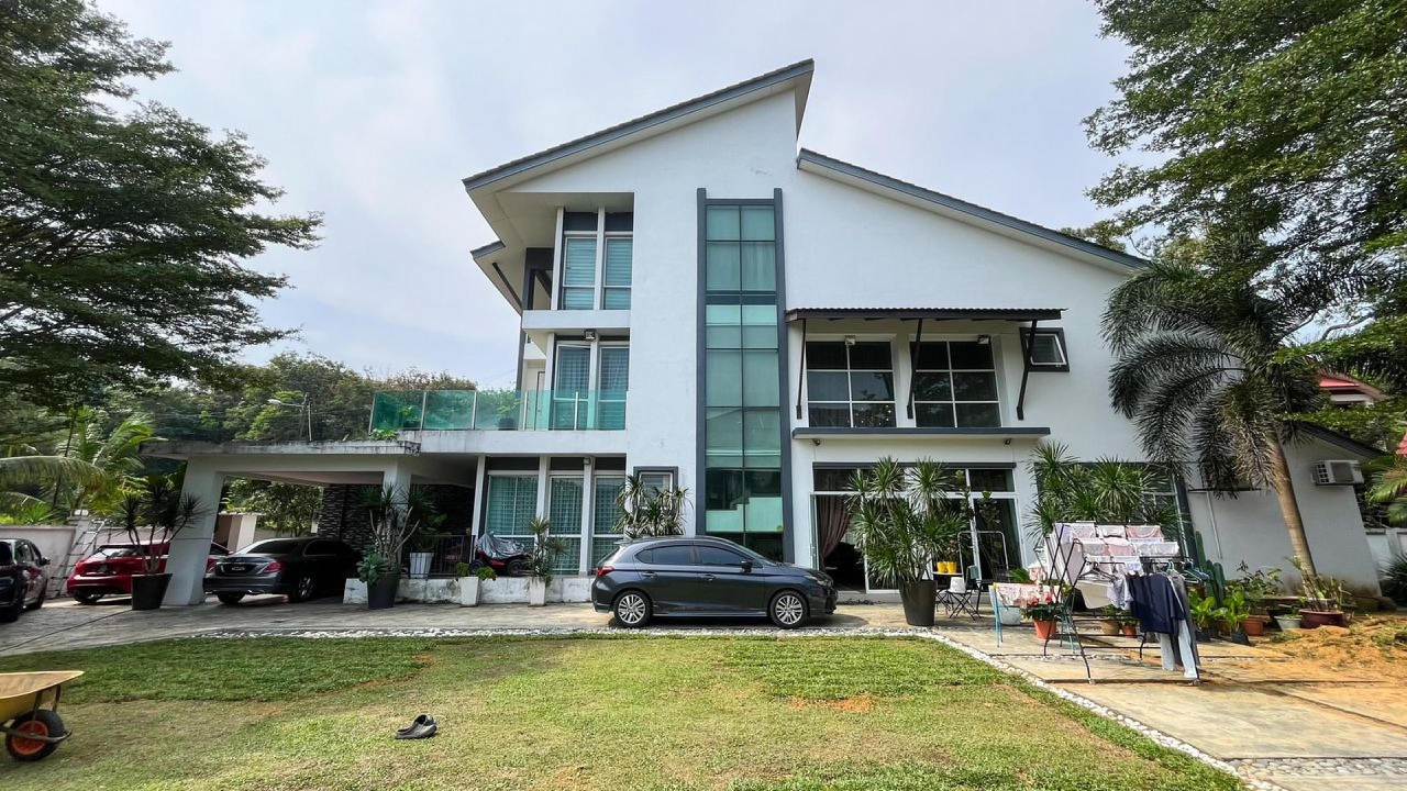 Two and Half Storey Bungalow Near Bukit Rahman Put - photo 2