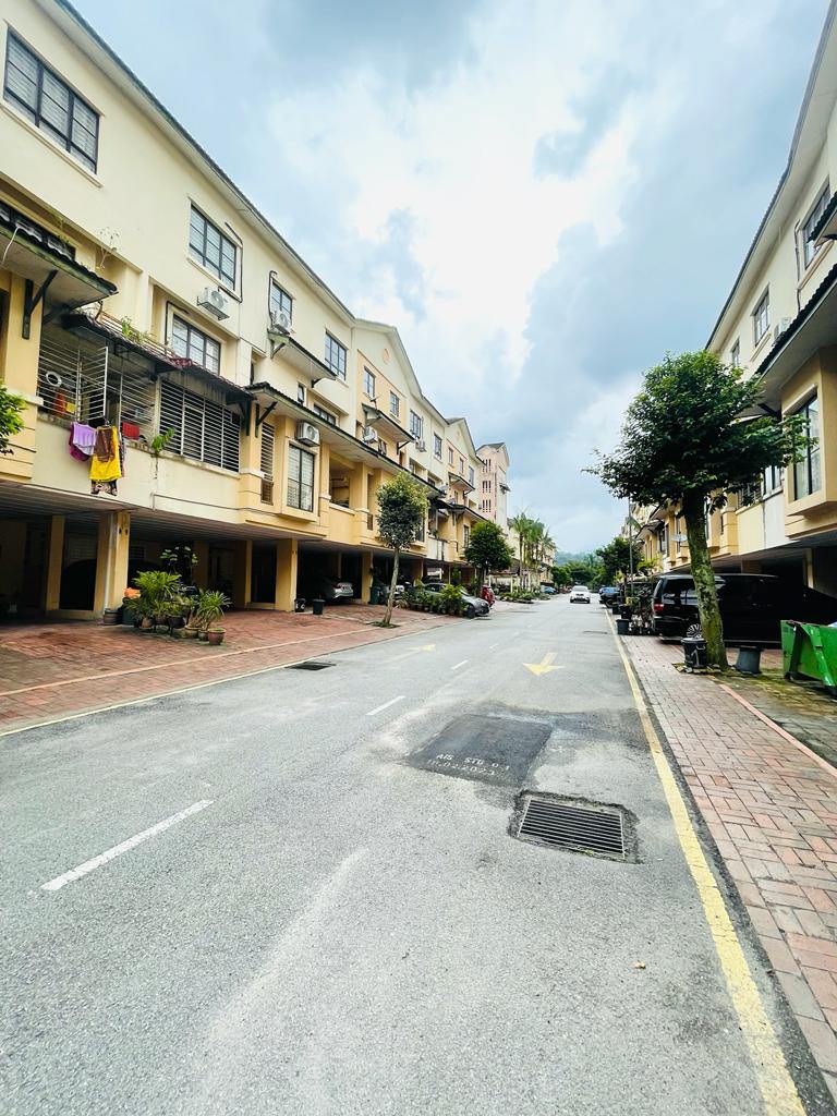 Three storey townhouse upper level Prima Court Tam - photo 2