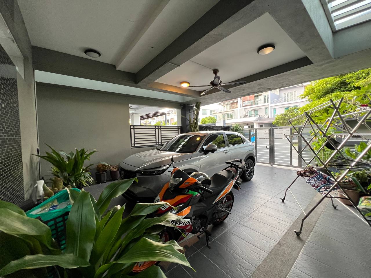 Three Storey Intermediate Terrace House Serissa - photo 2