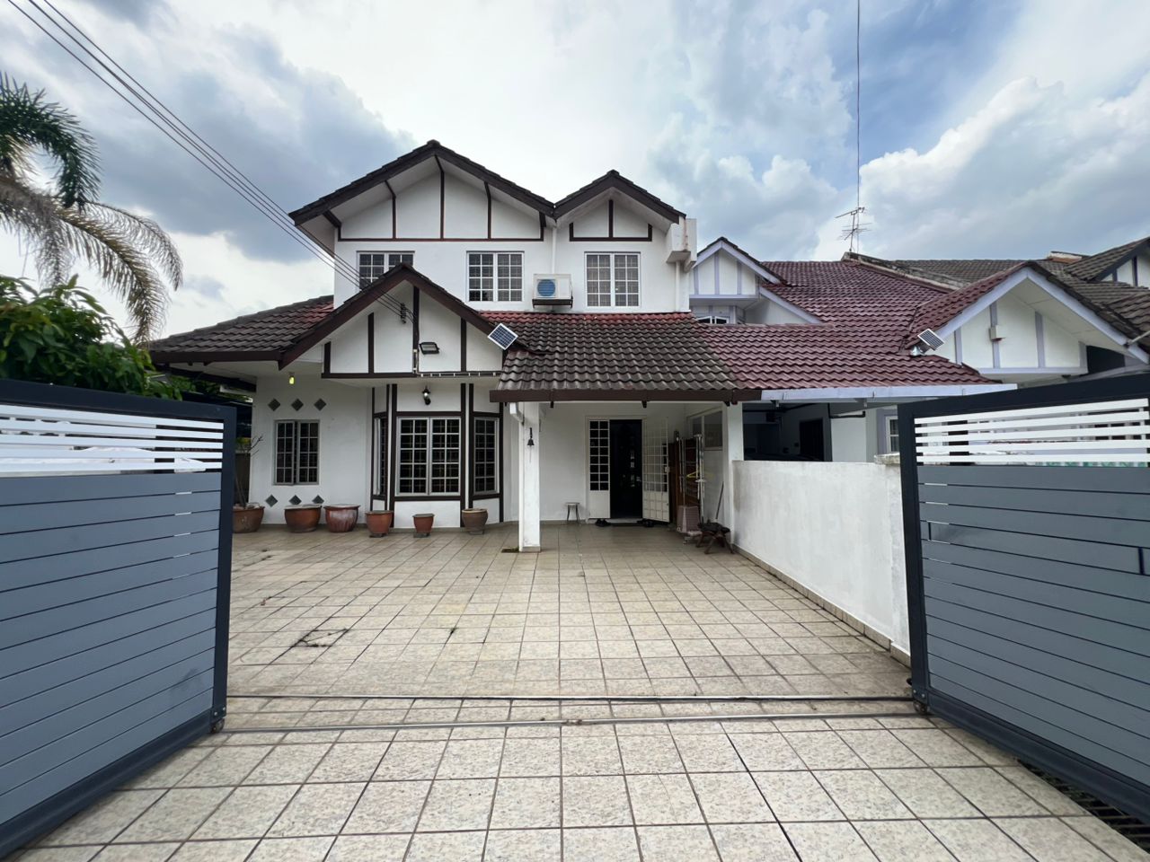 One Half Storey Corner Usj 6 Partly Furnish - photo 2