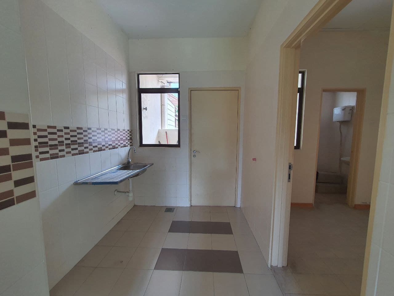 FACING TASIK 2 Half Storey Semi D Puncak Bangi - photo 4