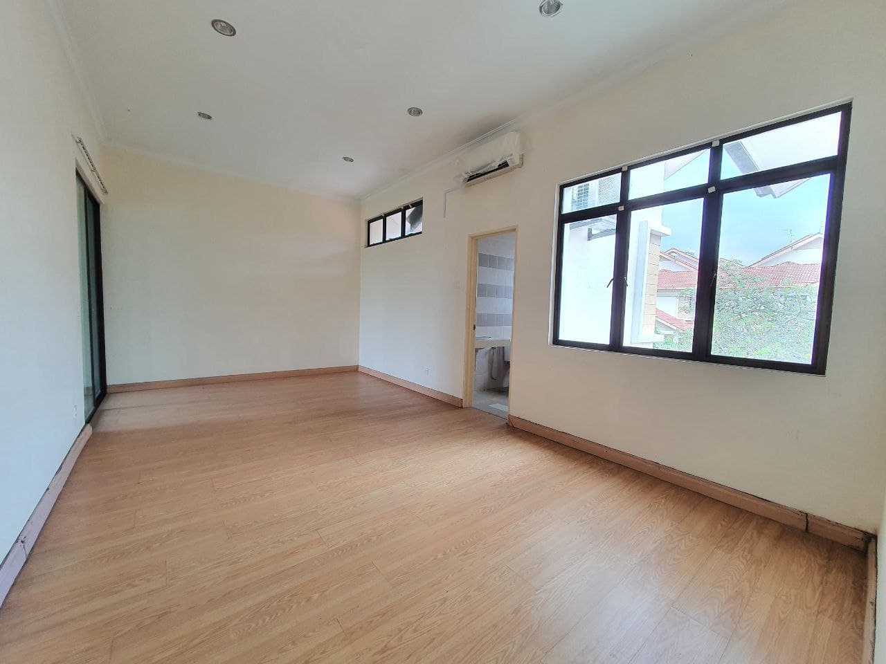 FACING TASIK 2 Half Storey Semi D Puncak Bangi - photo 9