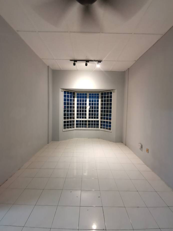 WELL MAINTAINED Block 21 Taman Bukit Angkasa - photo 2