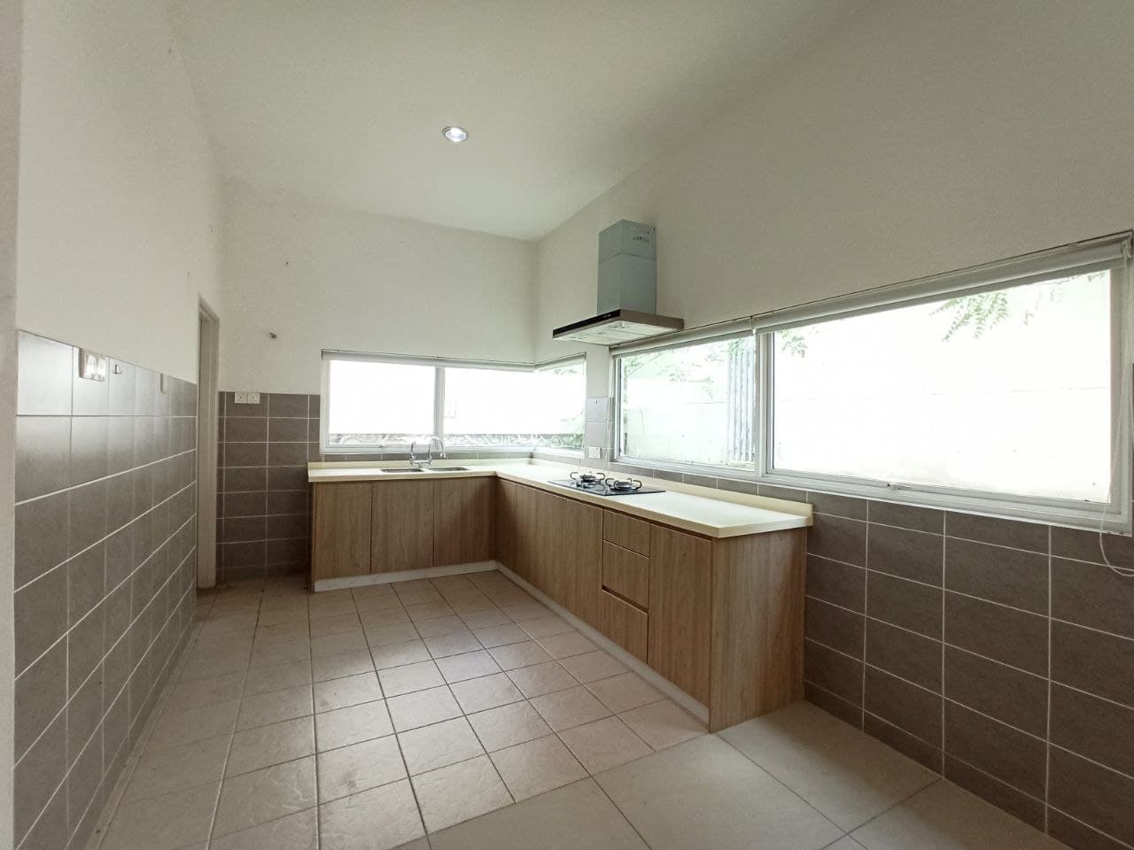 RENOVATED 2Storey SemiD Evergreen Garden Residence - photo 12