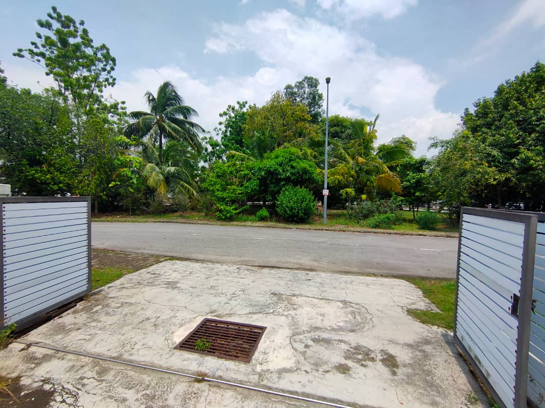 FACING OPEN 2 Storey Jalan Platinum Seksyen 7 - photo 2