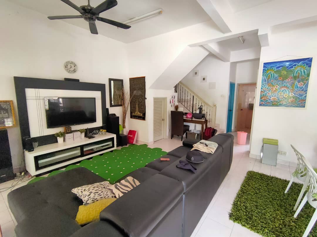 FACING OPEN 2 Storey Jalan Platinum Seksyen 7 - photo 4
