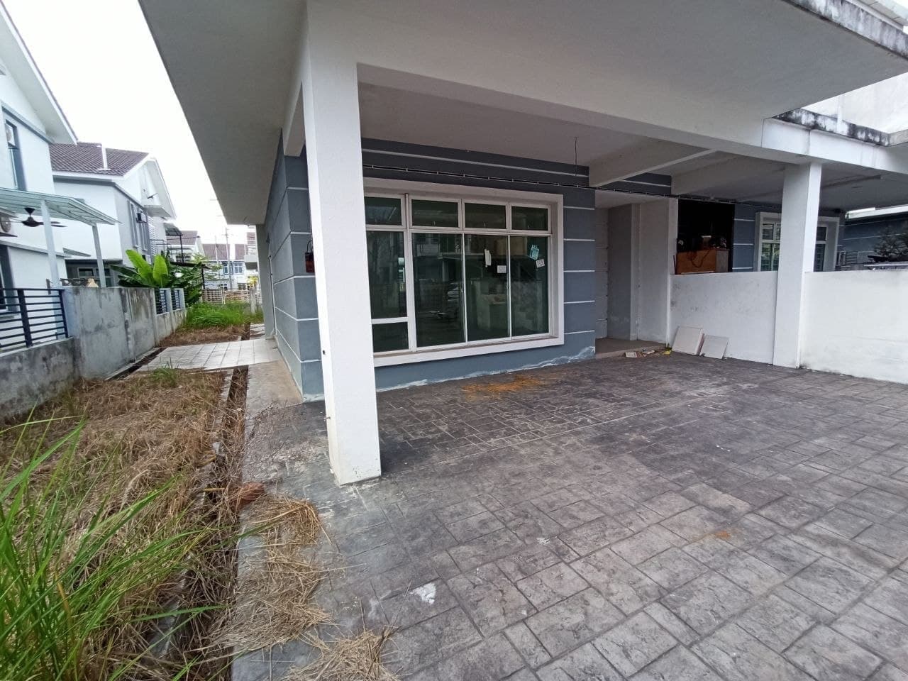 BARE UNIT 2 Storey Semi D Royal Garden Selangor - photo 2
