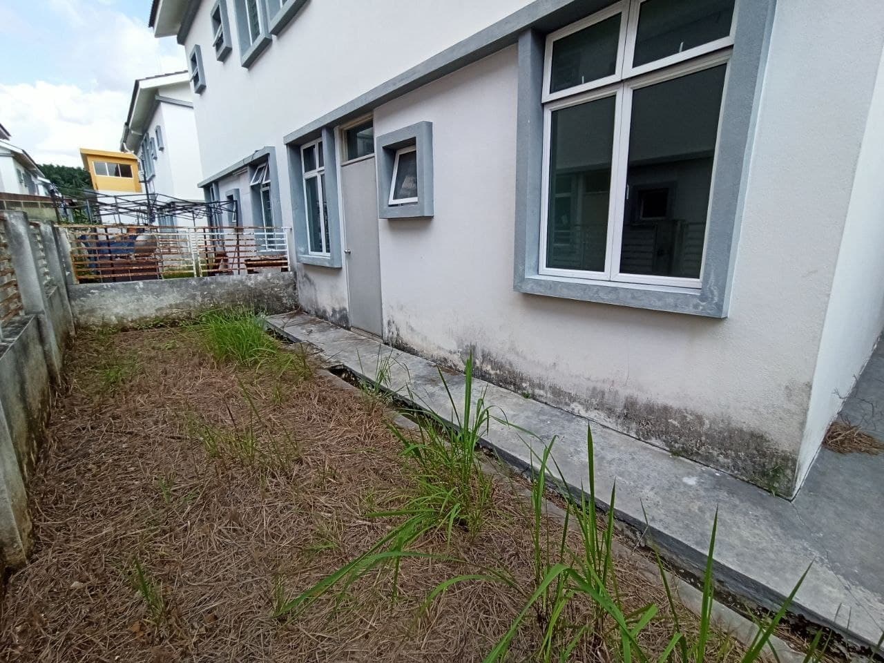 BARE UNIT 2 Storey Semi D Royal Garden Selangor - photo 4