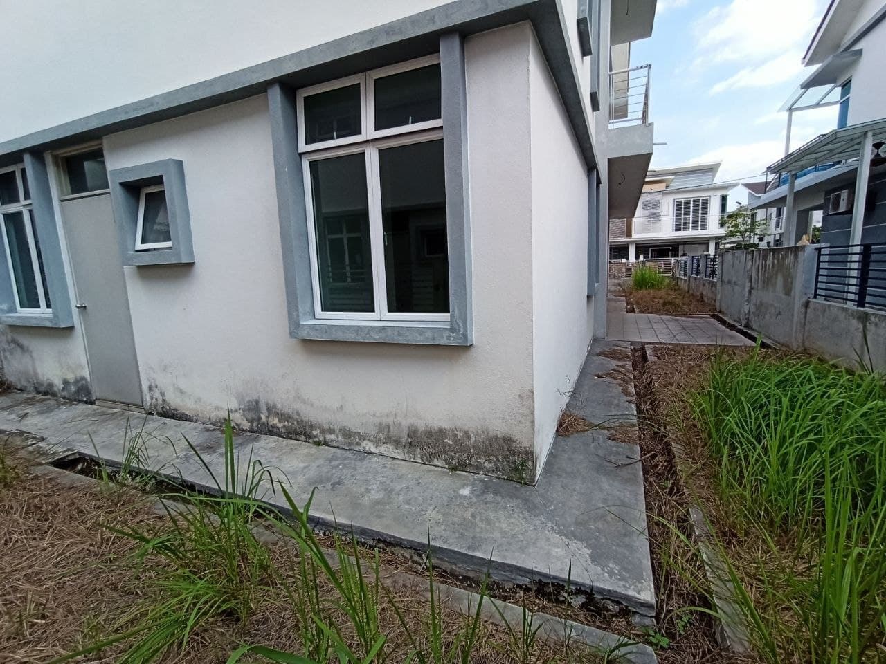BARE UNIT 2 Storey Semi D Royal Garden Selangor - photo 5
