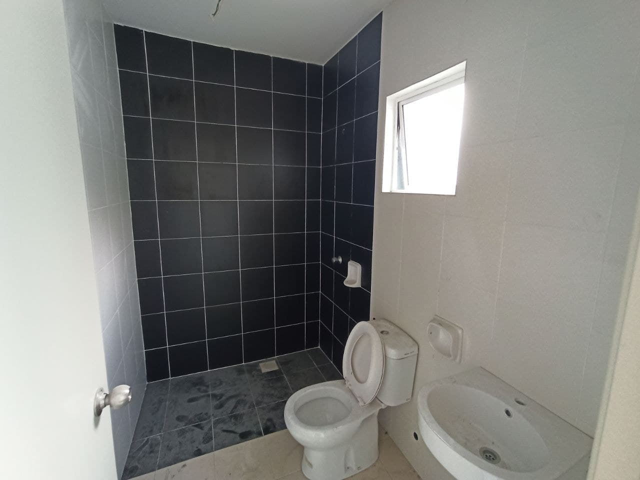 BARE UNIT 2 Storey Semi D Royal Garden Selangor - photo 7