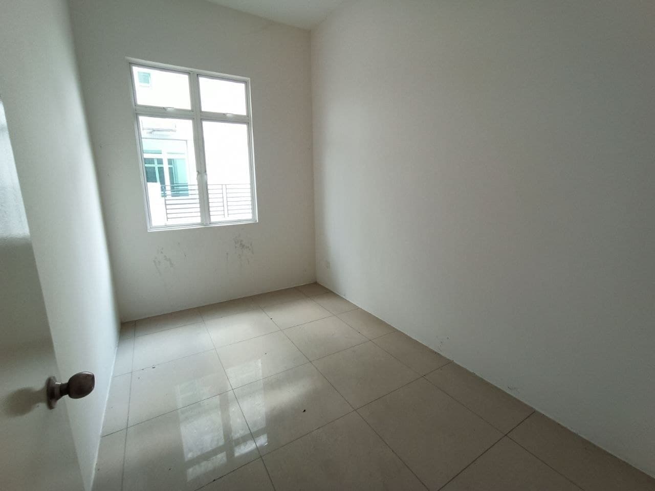 BARE UNIT 2 Storey Semi D Royal Garden Selangor - photo 10