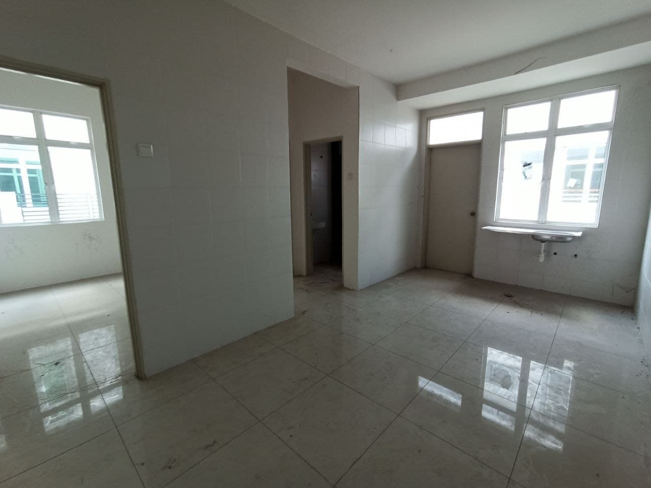 BARE UNIT 2 Storey Semi D Royal Garden Selangor - photo 12