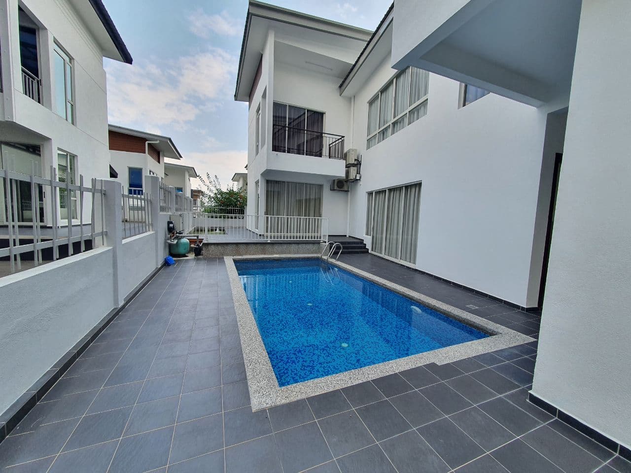 SPACIOUS 2 Storey Amandari Anjung Residensi Kajang - photo 2