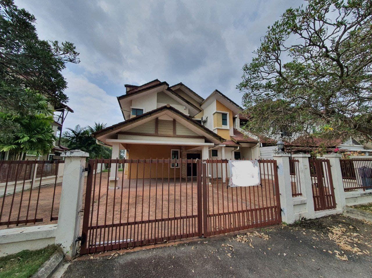 FACING TASIK 2 Half Storey Semi D Puncak Bangi - photo 2