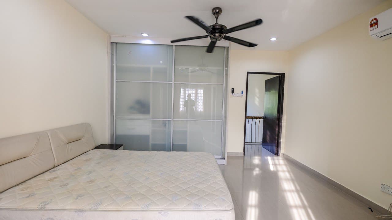 CANTIK 2 Storey Taman Bukit Serdang Seri Kembangan - photo 3