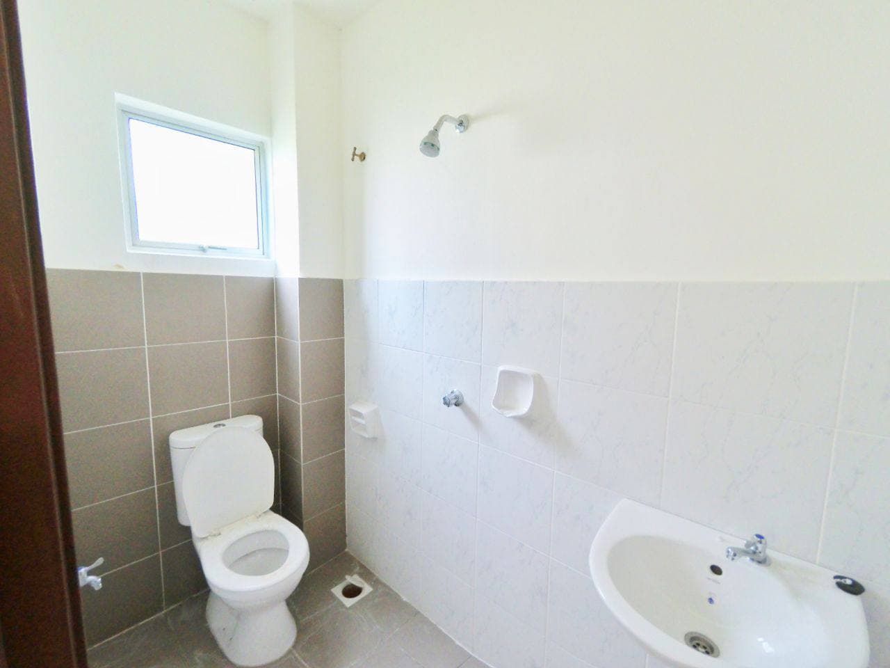 GATED 2 Storey Taman Desiran Bayu Puchong - photo 3