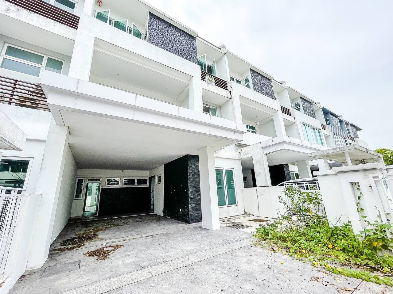 SPACIOUS 3 Storey Lagenda Waterfront Home Selangor - photo 2