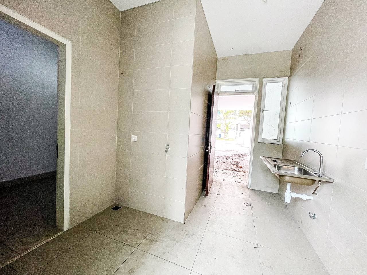 SPACIOUS 3 Storey Lagenda Waterfront Home Selangor - photo 7