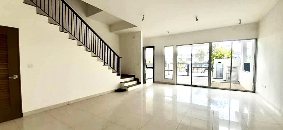 FACING OPEN 2 Storey Bandar Ainsdale Seremban - photo 2