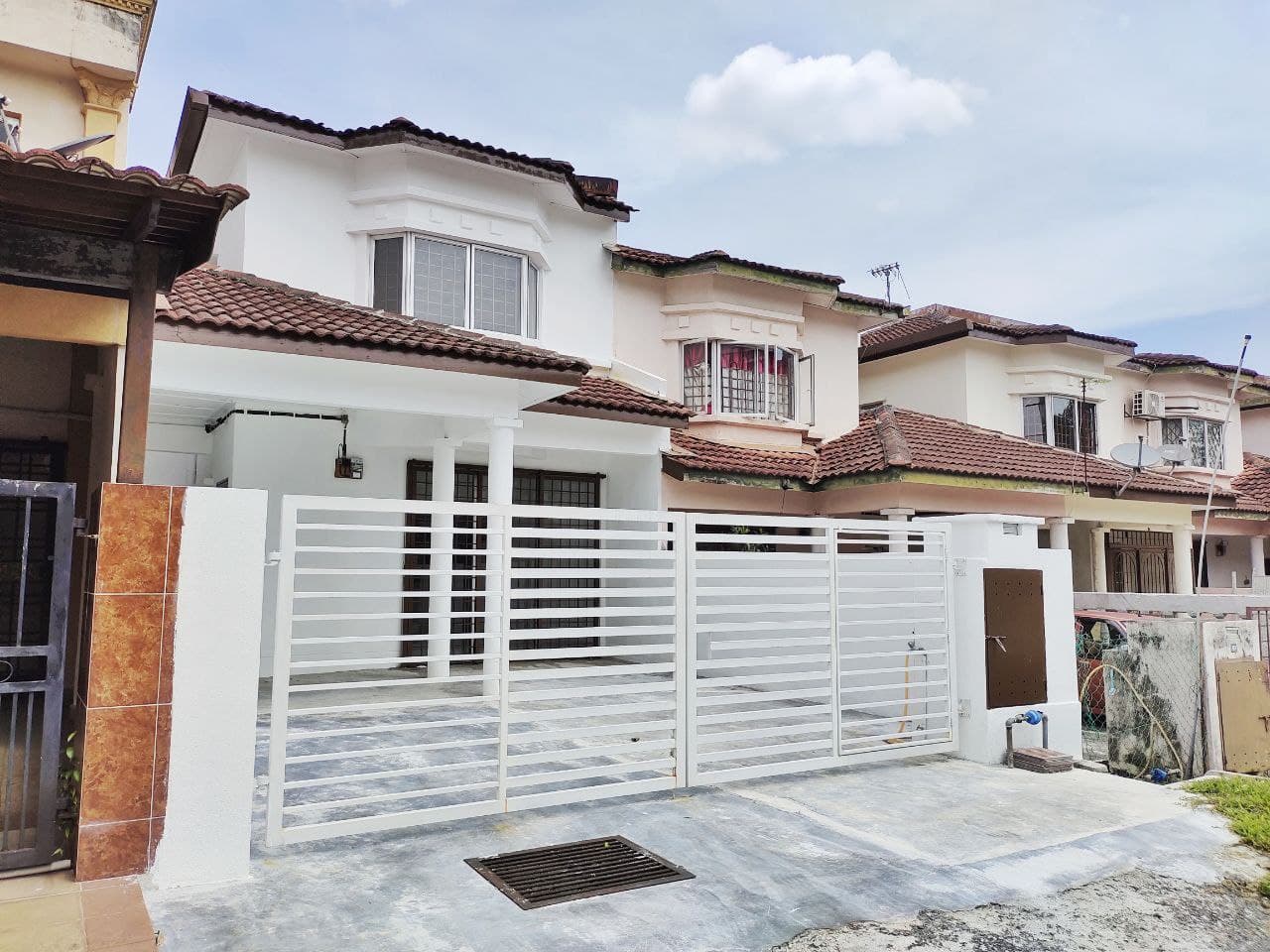 NEWLY PAINTED 2 Storey Seksyen 8 Bandar Baru Bangi - photo 2