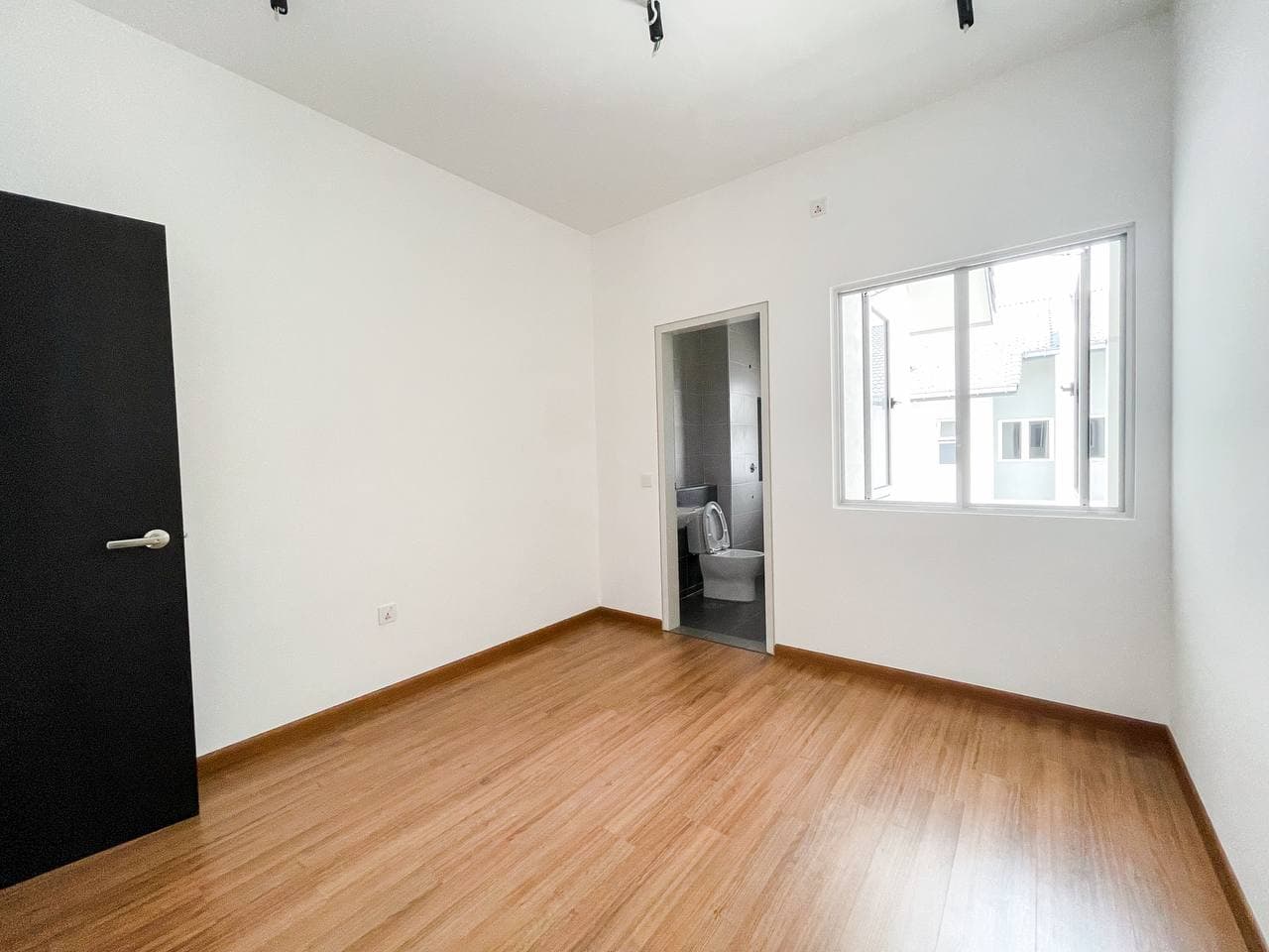 FACING OPEN 2 Storey Sarenia City Sepang - photo 10