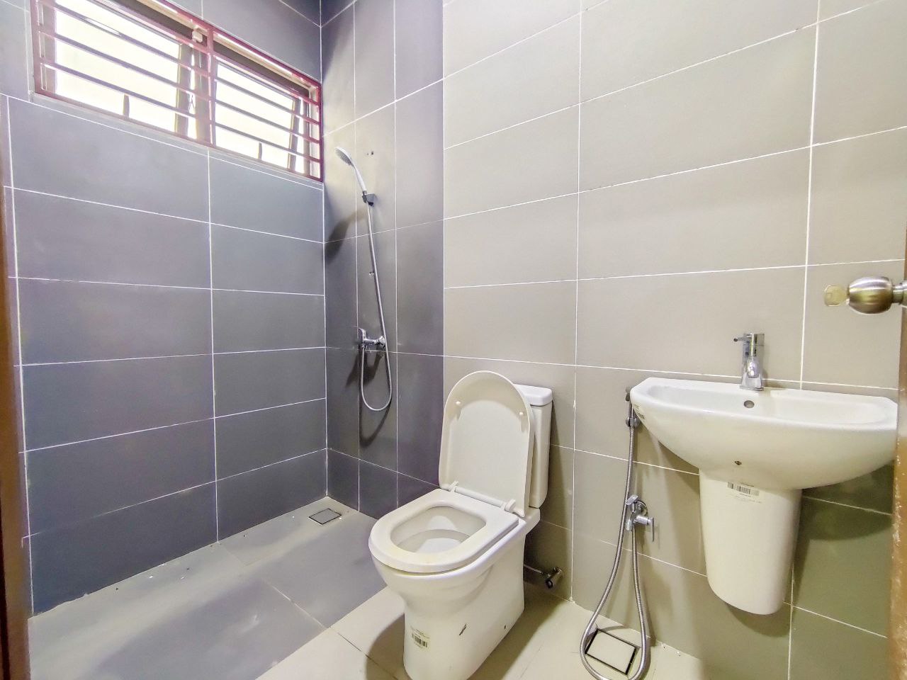SPACIOUS 3 Storey D Impian Tropika Seri Kembangan - photo 9