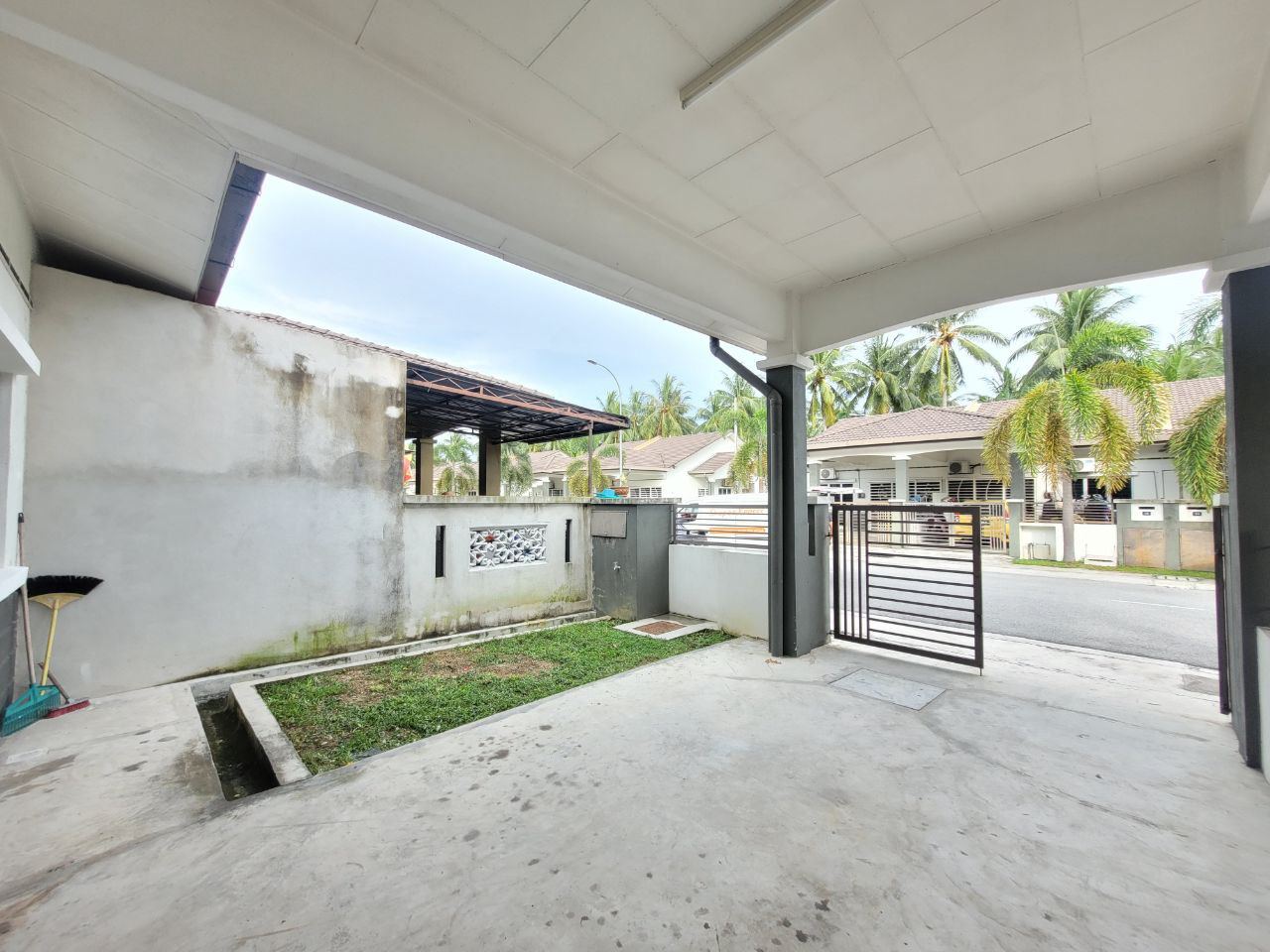 Single Storey Terrace Taman Jalan Ruyung, Kapar - photo 4