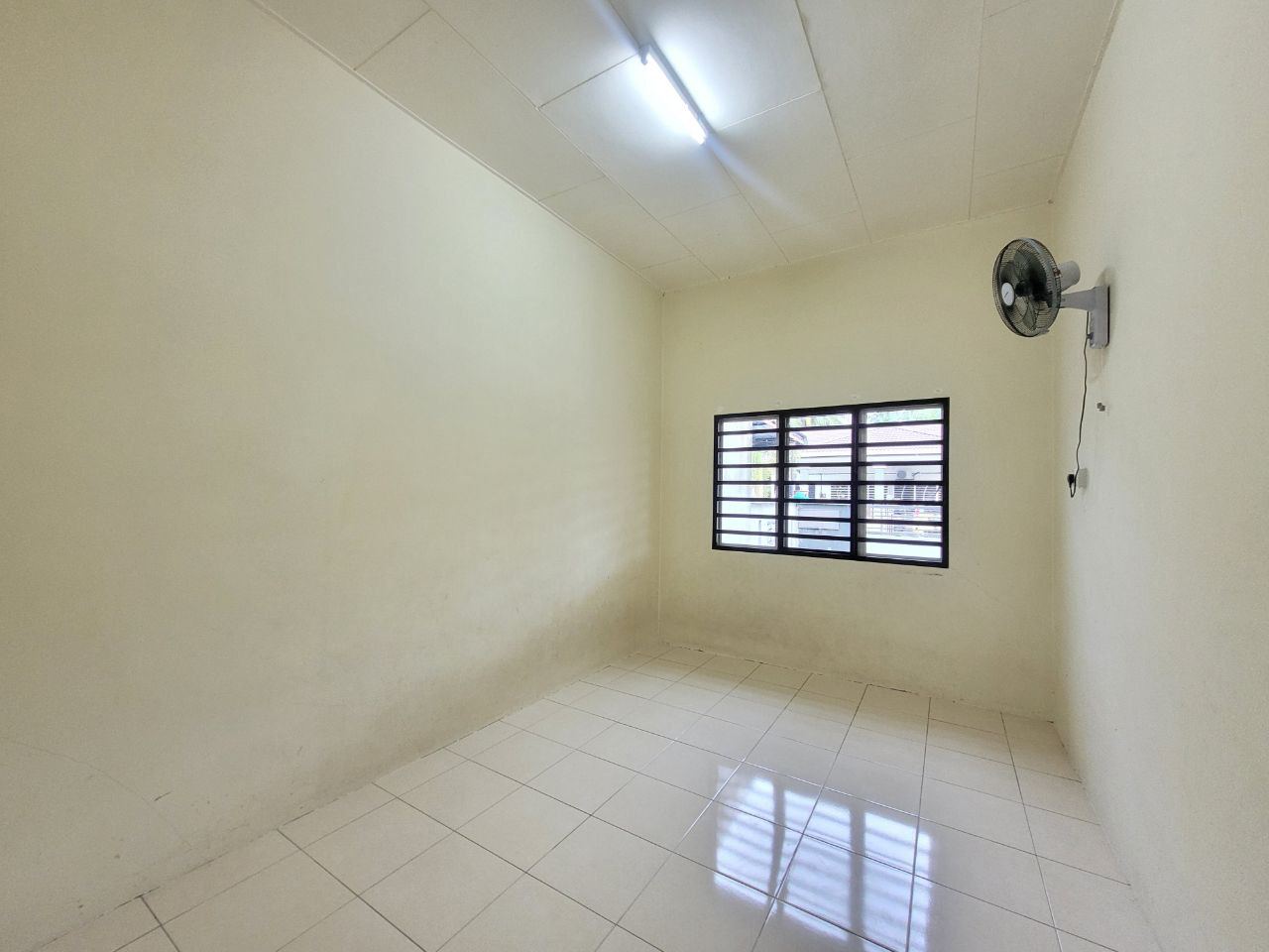 Single Storey Terrace Taman Jalan Ruyung, Kapar - photo 8