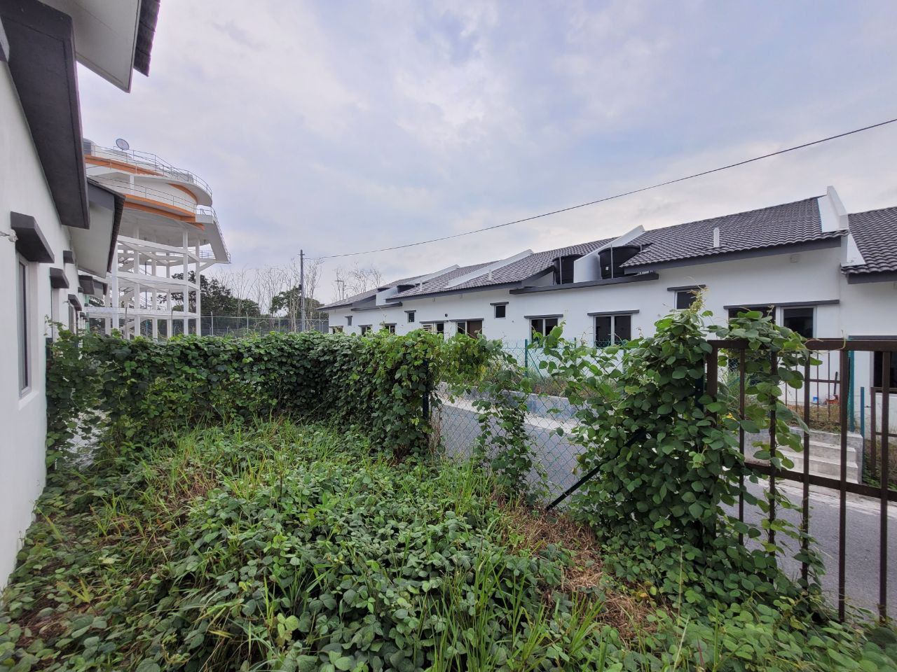 Single Storey Terrace Taman Mayung Teluk Kemang PD - photo 12