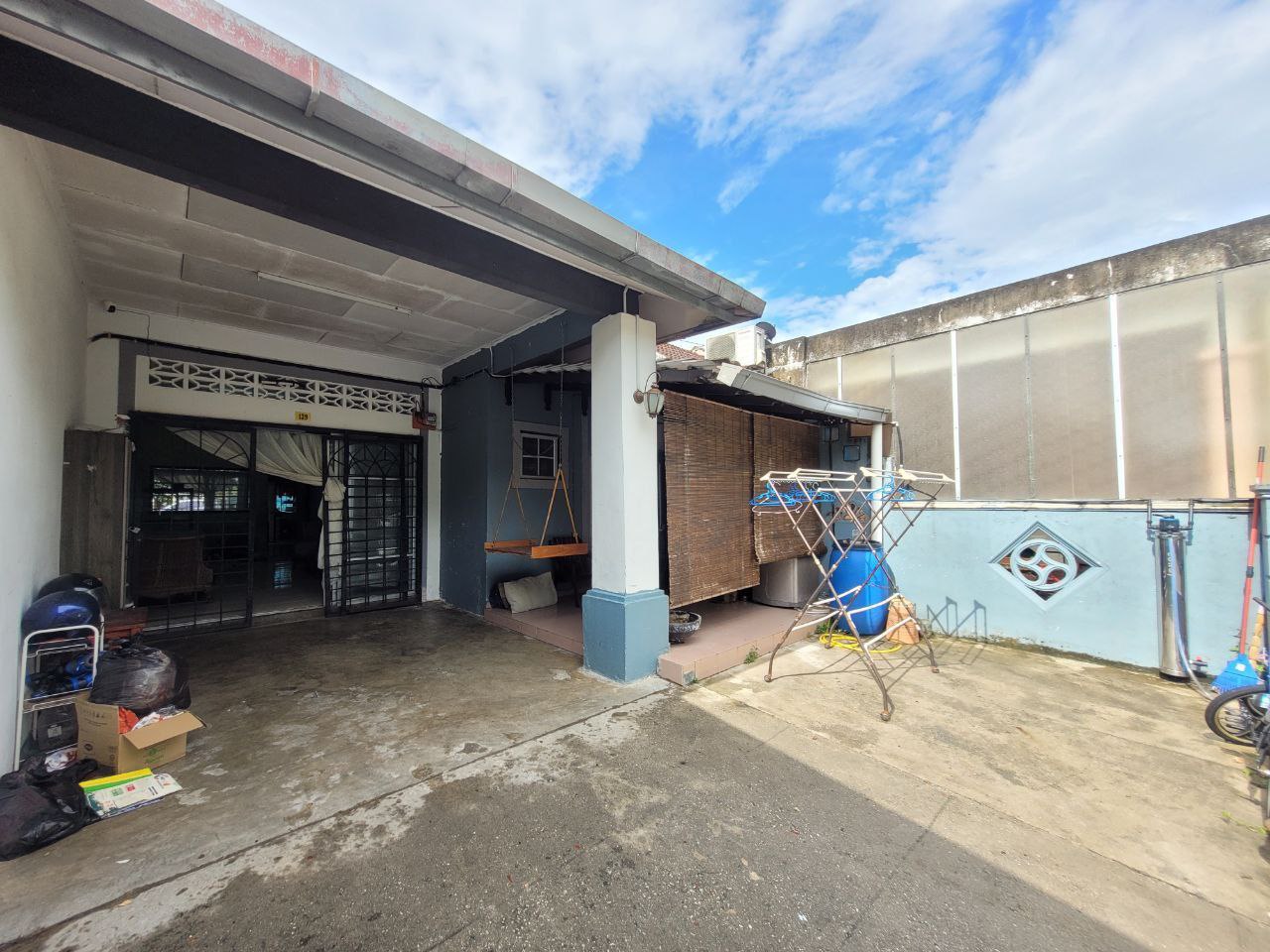 Facing Open 1 Storey Terrace Bandar Springhill PD - photo 2