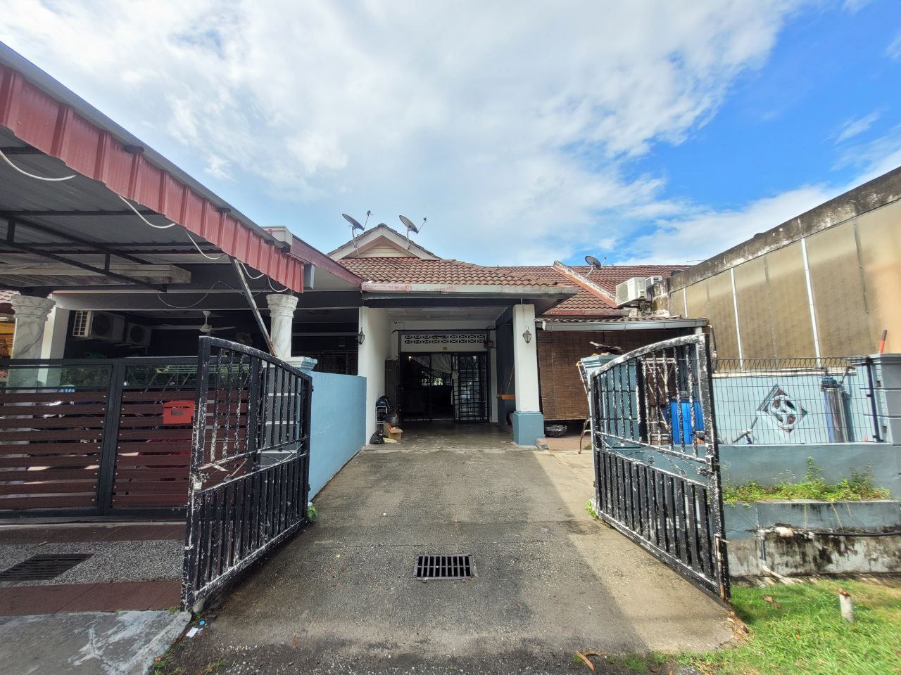 Facing Open 1 Storey Terrace Bandar Springhill PD - photo 3