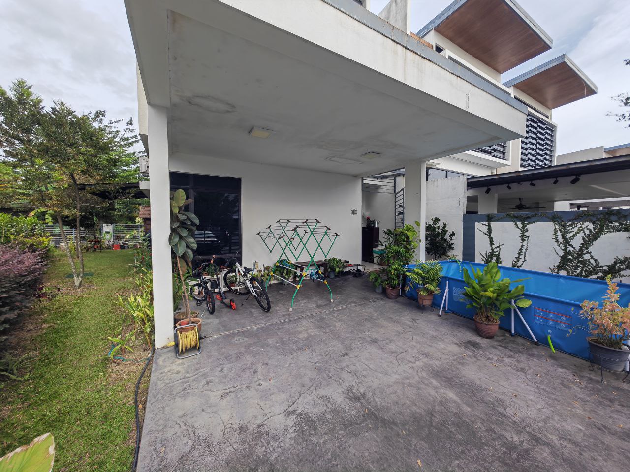 End Lot 2 half Storey Terrace TTDI Grove 10 Kajang